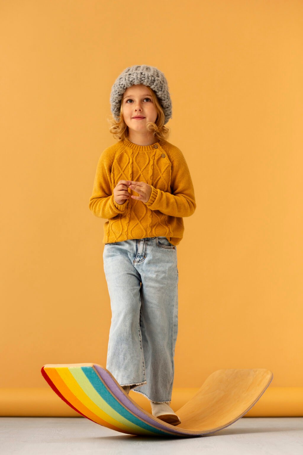 chica-sonriente-de-tiro-completo-posando-con-sombrero